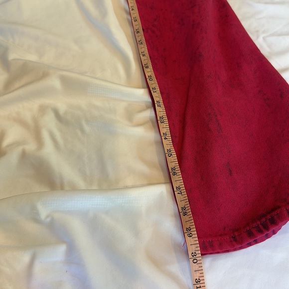 Raspberry colored acid wash cargo jeans - Picture 12 of 14